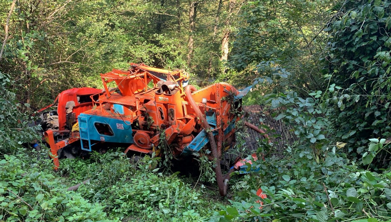 kamyon ucurumdan yuvarlandi bir olu p23ewEmm