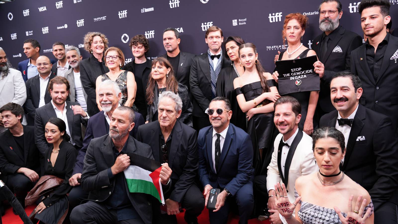 ‘Palestine 36’ ekibi Toronto Film Festivali’nde Filistin bayrağı açtı, “Gazze’deki soykırımı durdurun” dedi