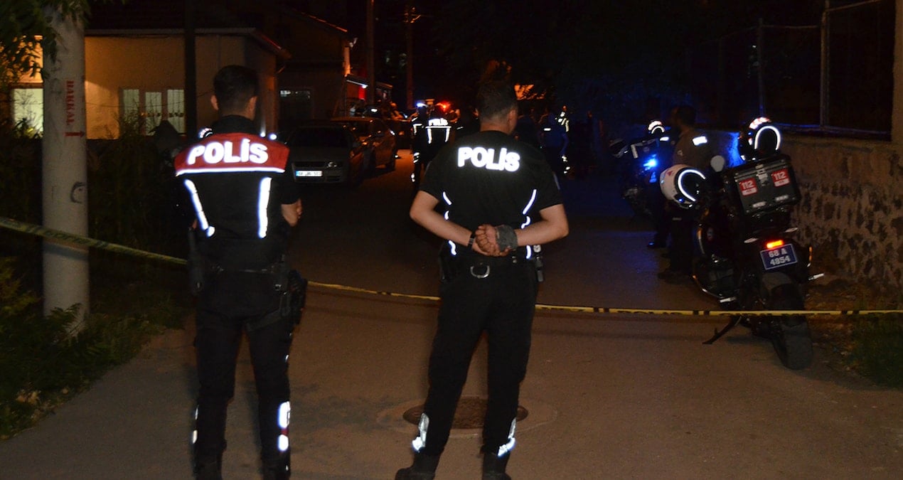 Sokak ortasında dehşet: Annesi, kardeşi ve komşusunu vurup, intihara kalkıştı sokak ortasinda dehset annesi kardesi ve komsusunu vurup intihara kalkisti Snqvy41u