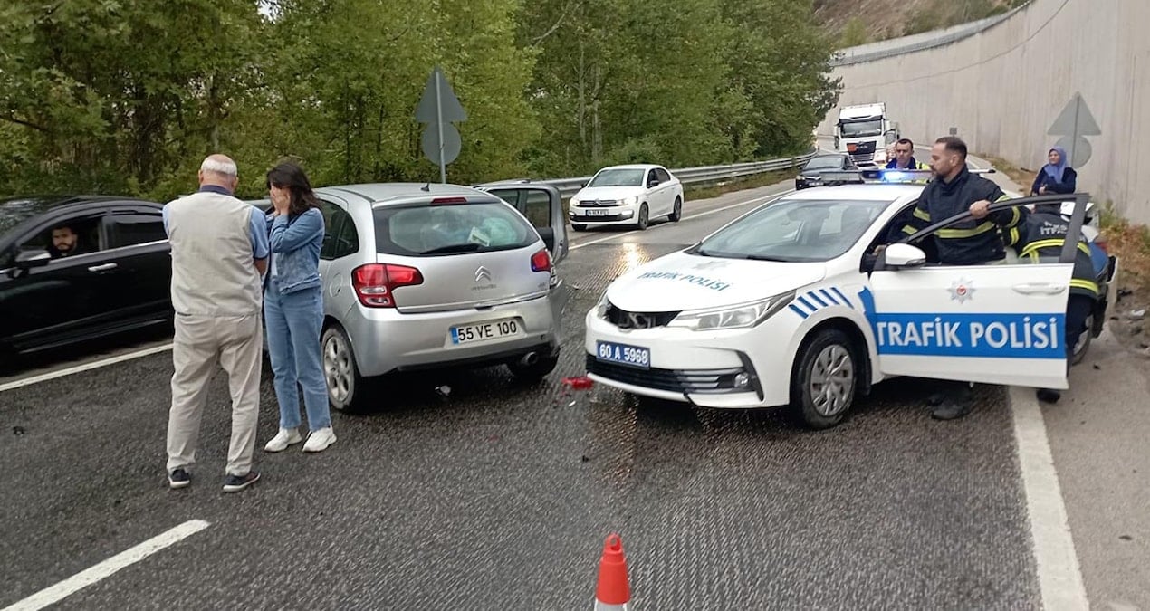 Tokat’ta zincirleme kazada müdahale eden polislere otomobil çarptı