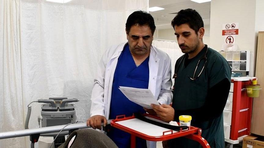 24 yillik cerrah ile oglu ayni hastanede birisi doktor oldu biri olmak uzere yegenim de buraya JEJtl7Gv