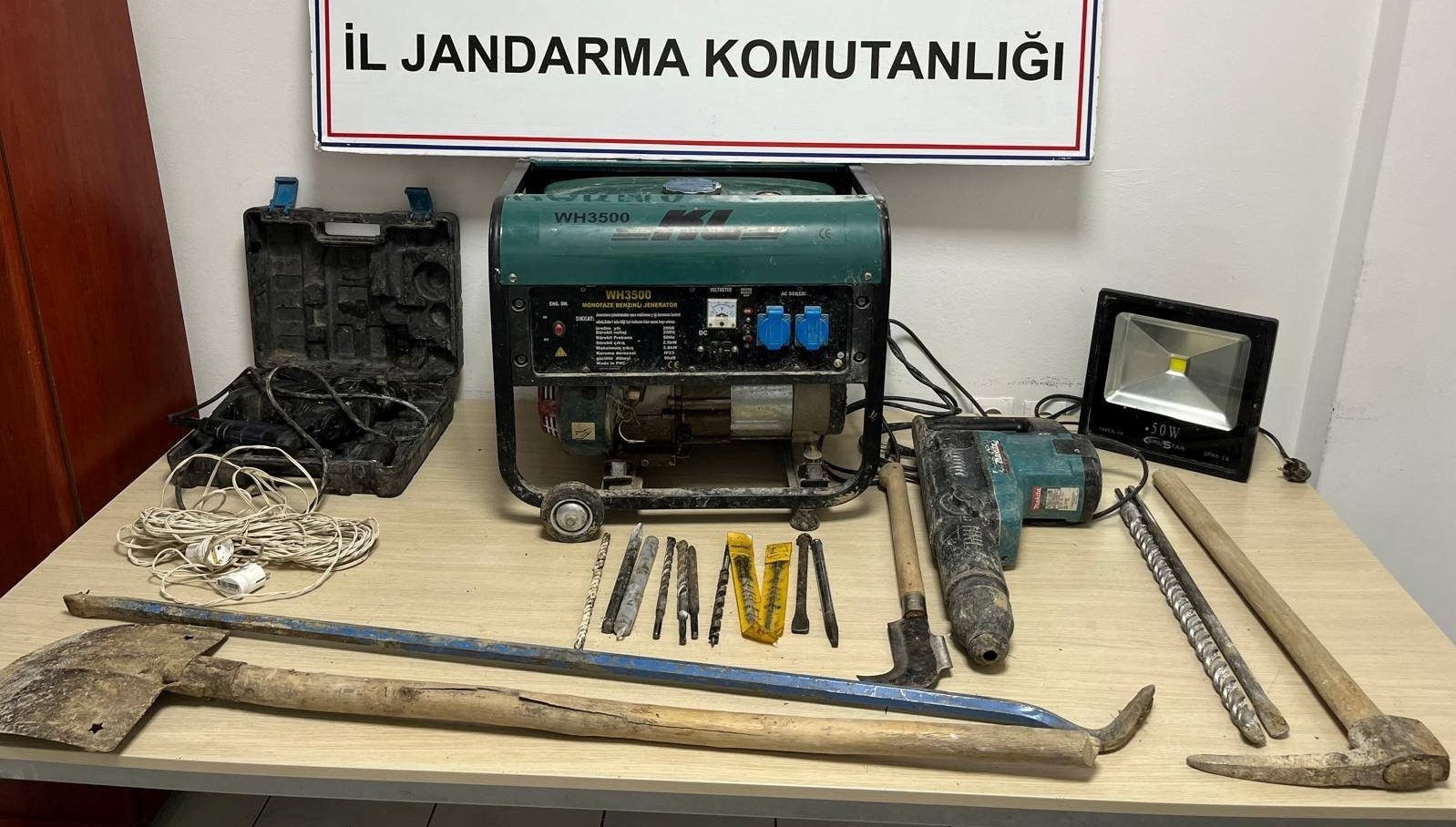 Karabük’te 4 kişi kaçak kazı yaparken yakalandı karabukte 4 kisi kacak kazi yaparken yakalandi nO7nc83m.jpg