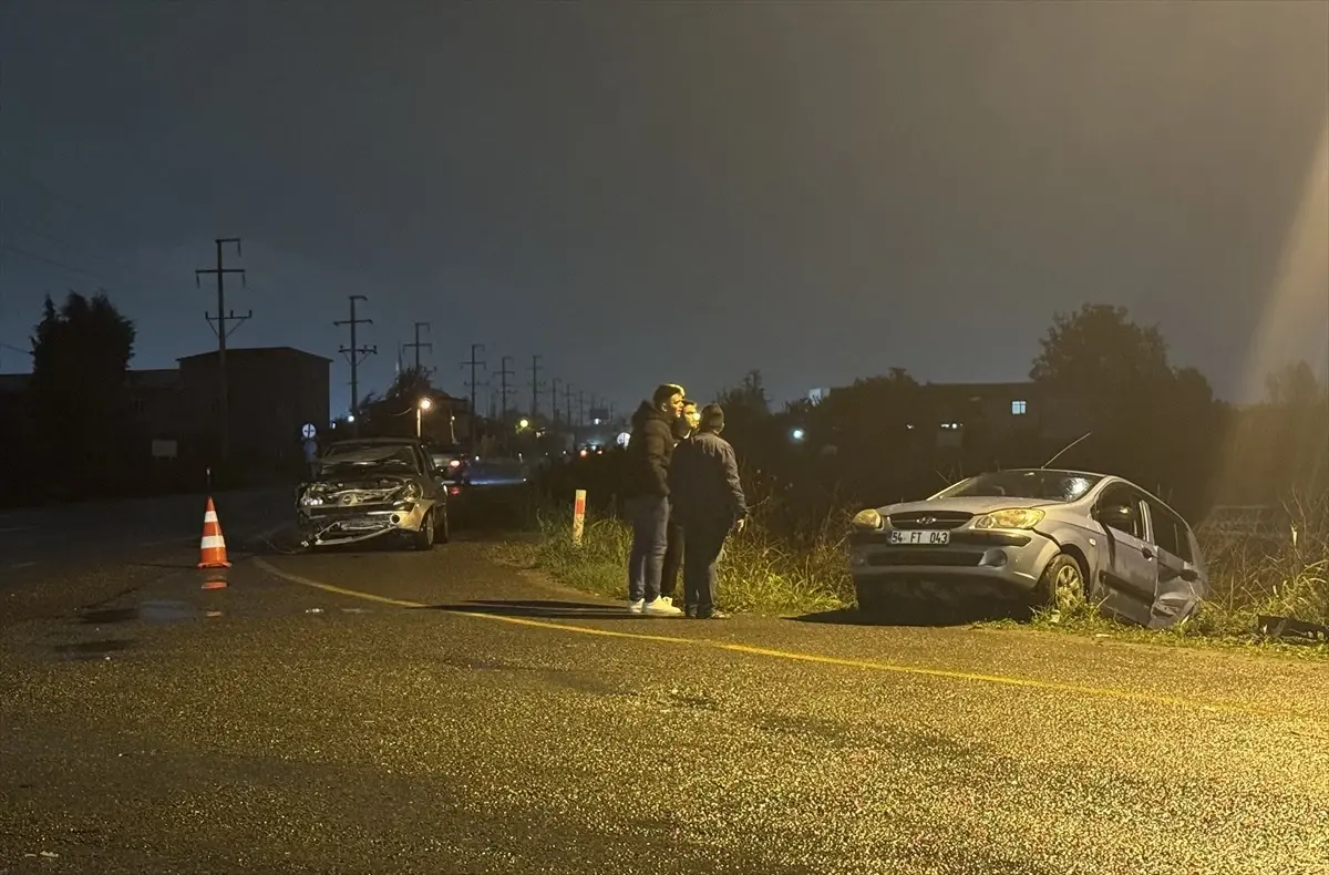 sakaryada otomobil kazasi 3 yarali EM3LOu3V.jpg