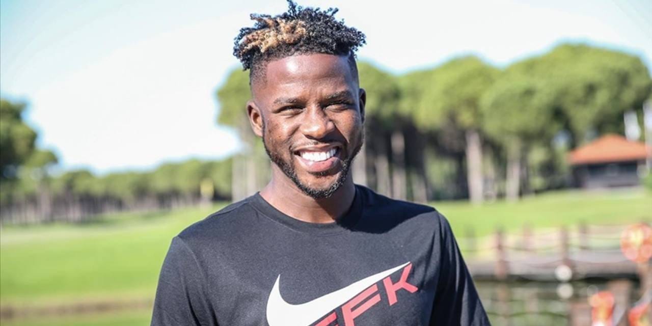 bir zamanlar super ligde oynuyordu unlu futbolcuya avmde silahli tehdit Barz5lOh.jpg