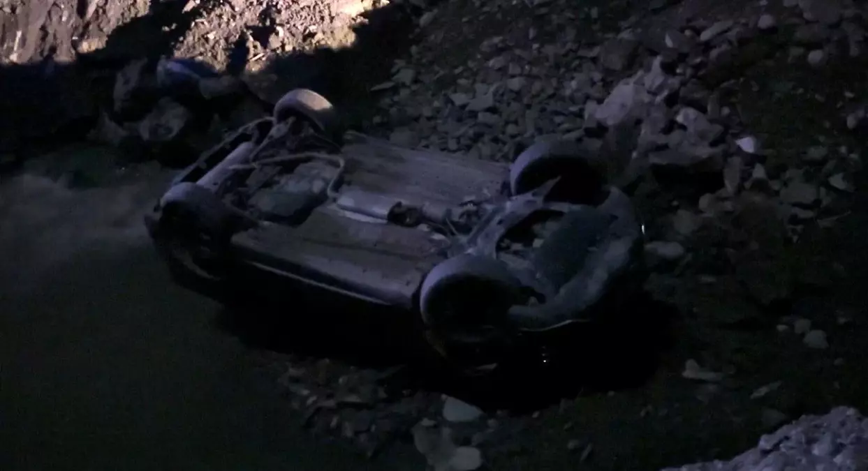 Hakkari’de Kontrolden Çıkan Otomobil Dereye Uçtu: 2 Yaralı hakkaride kontrolden cikan otomobil dereye uctu 2 yarali umm3LWk7.jpg