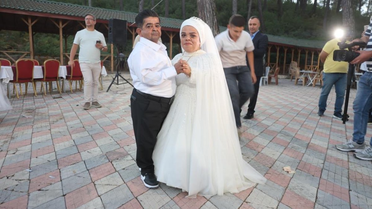 Hatay’da evlenen cüce çift doğacak çocukları için gün sayıyor