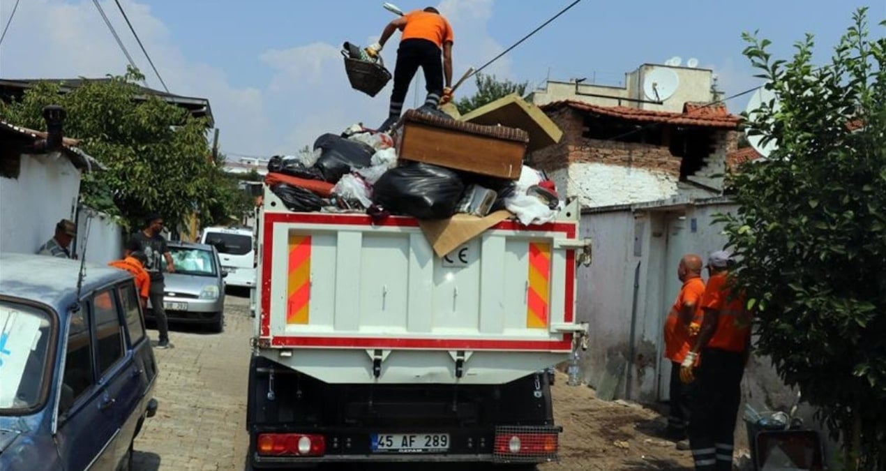İzmir’de evden 4 kamyon dolusu çöp çıktı