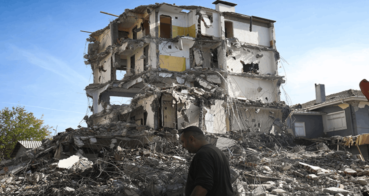 Sındırgı’da ağır hasarlı 18 bina daha yıkıldı