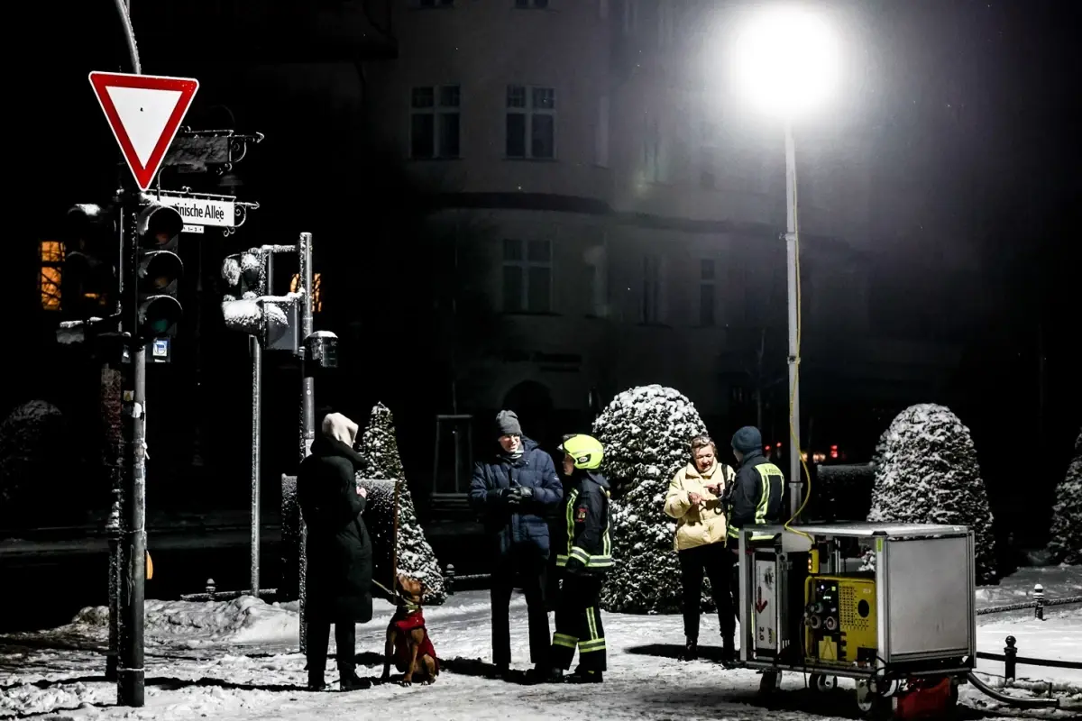 Berlin’de kriz derinleşiyor: Karanlığın 3. gününde binlerce kişi buz kesti