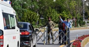 milyonlarca-kisinin-yasadigi-sehirde-halk-eve-tikilip-kaldi-onlarin-gitmesini-bekliyorlar-qg89SY6C