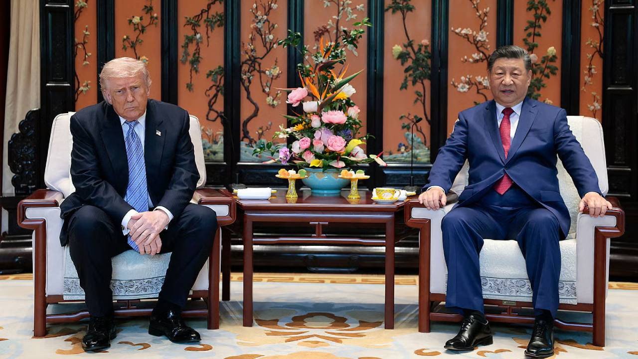 cinde-alcak-koltuk-krizi-si-cinpingin-yaninda-kucuk-kalan-trump-sosyal-medyayi-karistirdi-d4KXsubQ