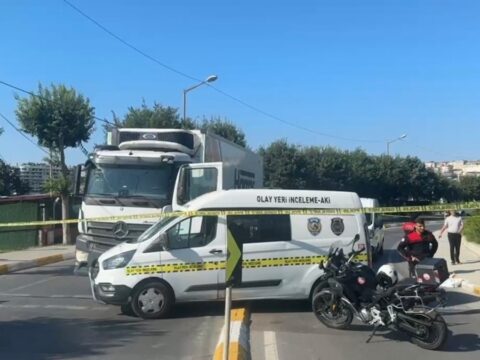 Yolun karsisina gecmeye calisan kadin kamyonun carpmasi sonucu hayatini kaybetti ruw17vW1